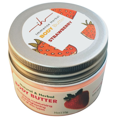 کره بدن ایمنس هربال مدل VIP_STRAWBERRY وزن 110 گرم با رایحه توت فرنگی، مرطوب‌کننده و روشن‌کننده پوست، حاوی کره کاکائو، شی باتر، روغن جوجوبا، روغن جوانه گندم، روغن نارگیل و موم زنبور عسل، مناسب انواع پوست و ضد خشکی و ضد چروک
