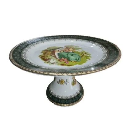 ظرف سرو چینی پایه‌دار پردیس کاشان مدل گرد، مناسب شیرینی‌خوری، کیک‌خوری و دسرخوری، ابعاد 25×11 سانتی‌متر، وزن 800 گرم، شستشو با دست و ماشین ظرفشویی، جعبه‌دار