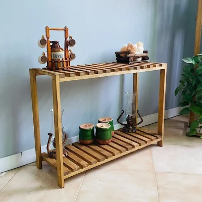 استند گلدان چوبی مدل sl900 از جنس چوب روسی با ابعاد 80x30x70 سانتی‌متر، دارای سنباده‌کاری و لایه جلا، مناسب برای دکوراسیون روستیک و امکان استفاده بدون رنگ برای اجرای رنگ دلخواه