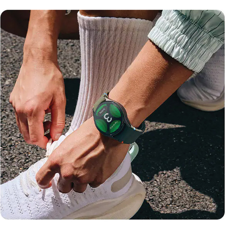 ساعت هوشمند سامسونگ مدل Galaxy Watch 7 40mm دارای قابلیت های کنترل موسیقی (Music Player)، قابلیت مکالمه از طریق بلوتوث، قابلیت تغییر طرح ساعت یا تم، صفحه همیشه روشن (Always-on Display)، پشتیبانی از دستیار صوتی بند پلاستیک