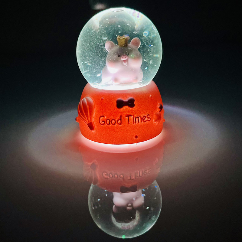 گوی چراغ‌دار مدل  Good Times طرح بچه خوک تاج به سر کد B1623.15