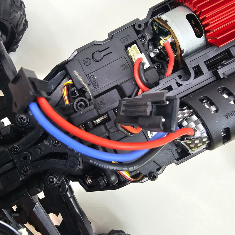 ماشین بازی کنترلی ناب سل مدل آفرود حرفه ای فنری شارژی چراغدار باتری لیتیوم کد  Professional control charging machine scale 1:16 technology 2.4g high speed
