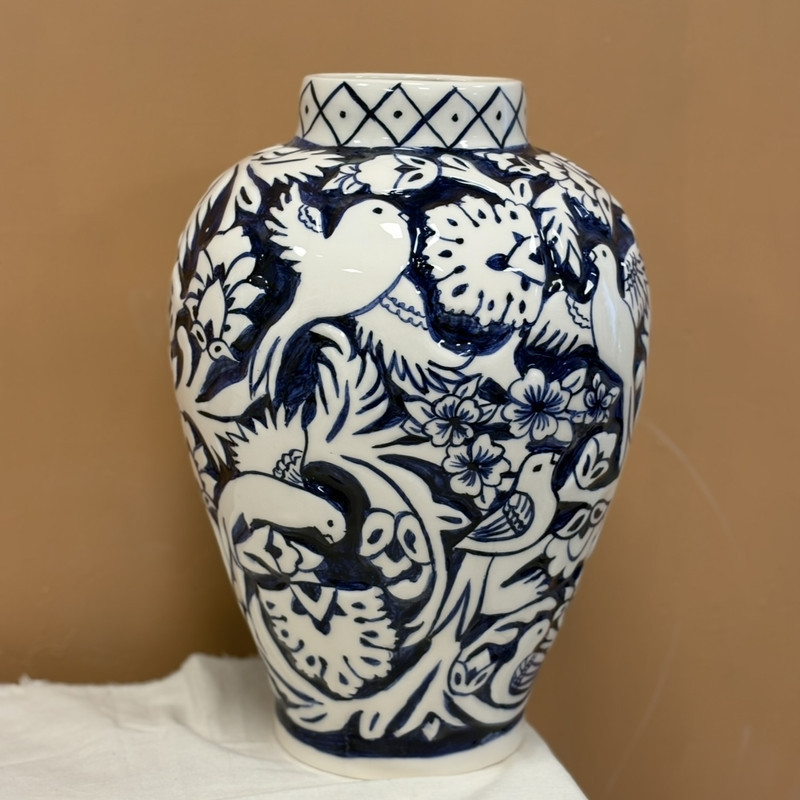 گلدان سرامیکی مدل حکاکی شده گل مرغ