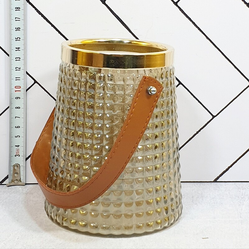 گلدان دکوری شیشه‌ای مدل هیرا با طرح دسته چرمی و ابعاد 16×16×16 سانتی‌متر، وزن 550 گرم