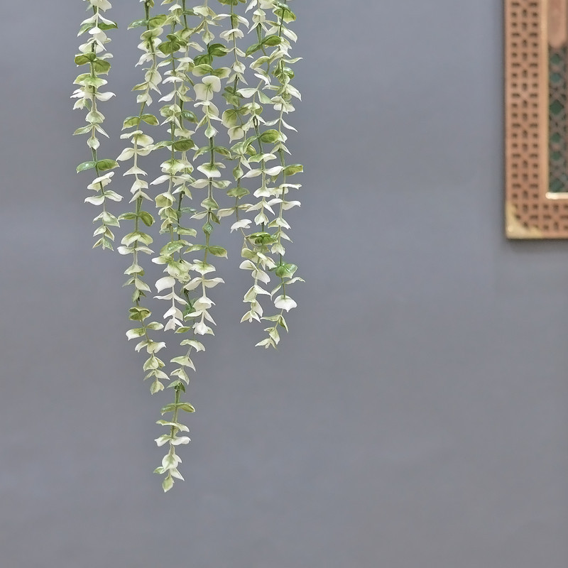 گل مصنوعی آویز شمشاد برفی پلاستیکی ابعاد 70×20×20 سانتی‌متر سبک و قابل نصب در دکوراسیون داخلی و بیرونی