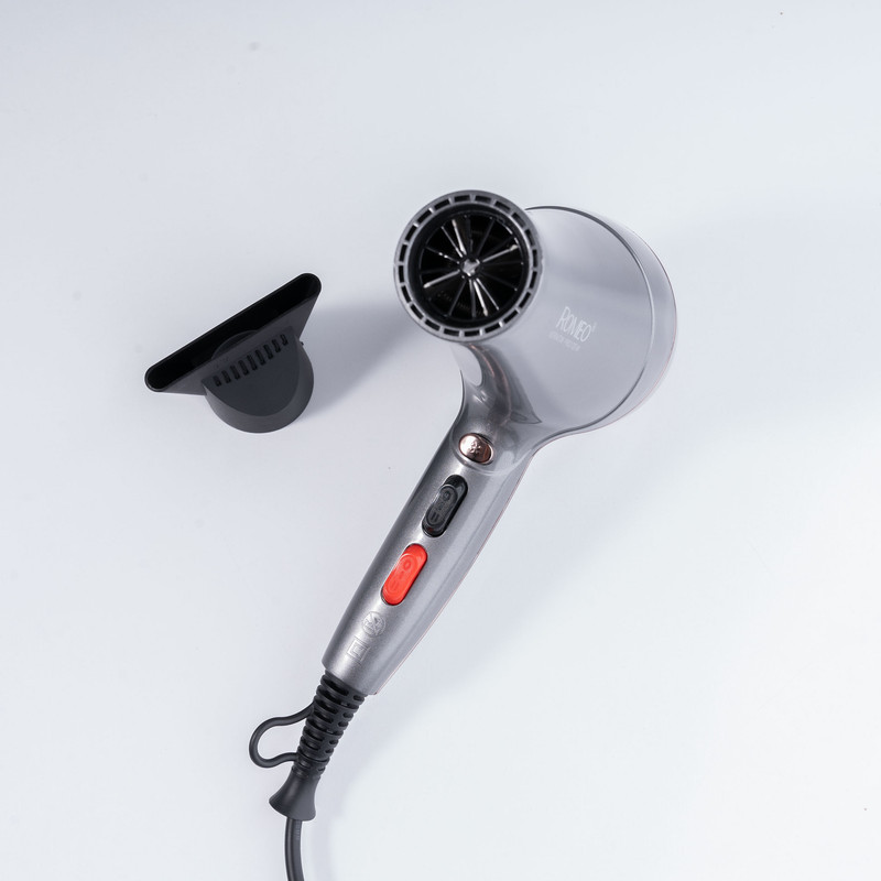 سشوار حرفه‌ای 2200 وات رومئو مدل RM-5858، موتور AC، وزن 450 گرم، المنت فلز، دارای سری متمرکز‌کننده باریک با ویژگی صاف‌کنندگی، حجم‌دهندگی، با قابلیت تنظیم دما، باد سرد