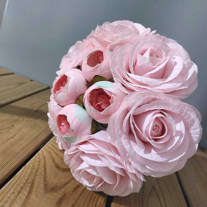 دسته گل مصنوعی مدل PR10 ترکیبی رز و پیونی با 6 رز بزرگ و 4 پیونی، شاخه‌های قابل جدا شدن برای چیدمان دلخواه، ابعاد 22x22x30 سانتی‌متر، وزن 450 گرم، جنس پارچه