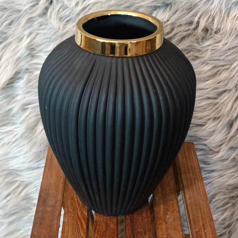گلدان دکوری شیشه‌ای مدل طوقه فلزی کد 10 با ارتفاع 24 سانتی‌متر، طراحی رگه‌دار بدنه، طوقه فلزی آبکاری شده برای جلوه دکوراتیو و استحکام بیشتر