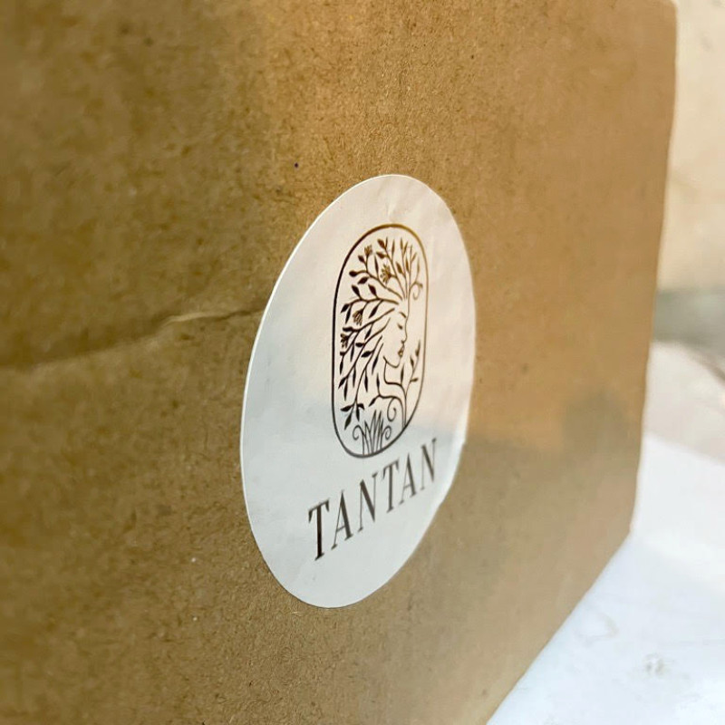 ظرف کیک چوبی تن تن مدل Raika با سینی قطر 32cm و درب طلقی شفاف با دسته چوبی، قابل شست‌وشو با دست