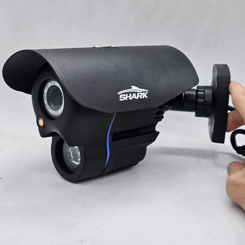 دوربین مداربسته آنالوگ بولت شارک مدل SH-880 با کیفیت تصویر 600TVL، لنز 4 میلی‌متری، دید در شب 20 متر با پاور ال‌ای‌دی، پایه سرخود و ضدآب، اتصال باسیم BNC و مناسب فضای بیرونی
