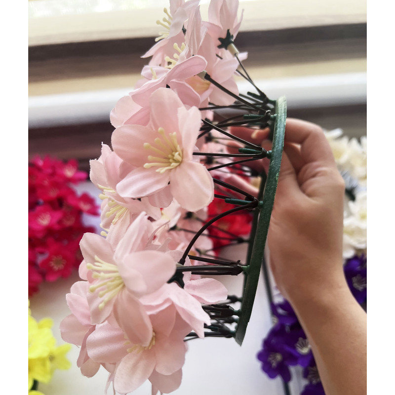 حلقه گل مصنوعی طرح شکوفه بهار، مناسب دکوراسیون دیواری و رومیزی با ابعاد 25×25×5 سانتی‌متر و وزن 1001 گرم