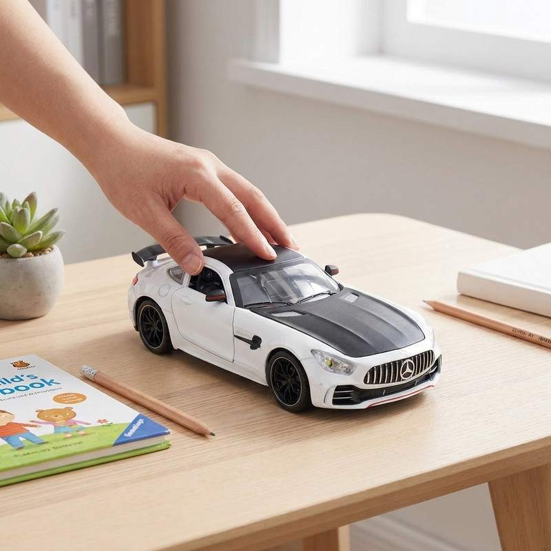 ماکت ماشین فلزی اسپرت BENZ AMG GT قابلیت دودزا با منبع آب، چراغ‌دار، موزیکال، فرمان‌پذیری چرخ‌های جلو، عقب‌کش، باتری قلمی، بدنه صیقلی و 6 درب بازشو