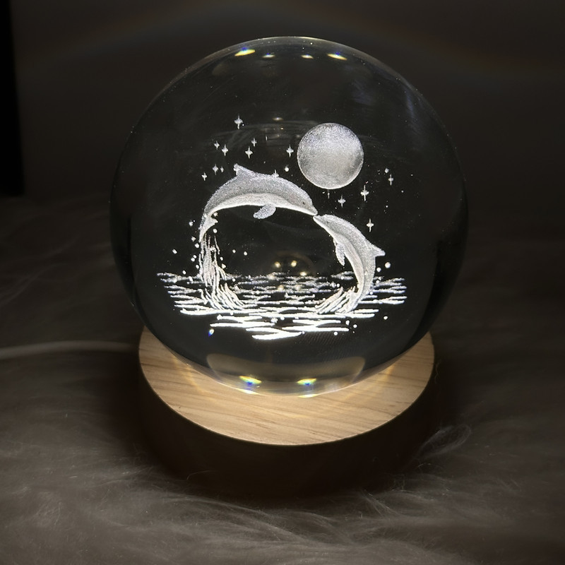 چراغ رومیزی مدل  گوی شیشه ای 3D طرح دلفین و ماه عاشقانه