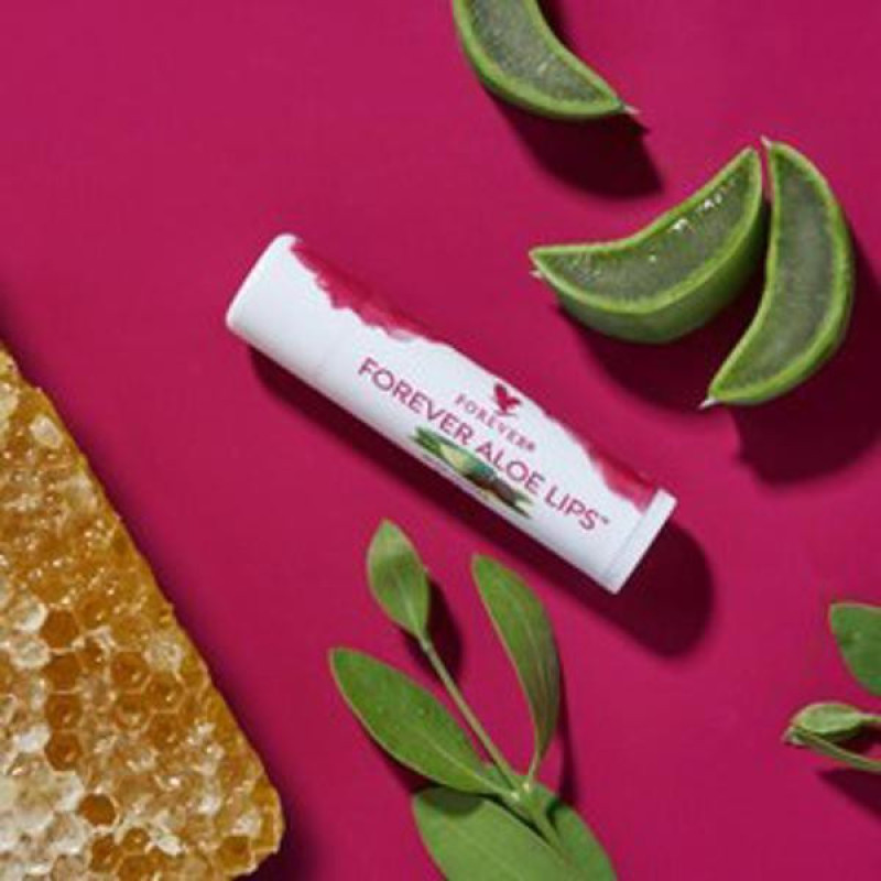 بالم لب فوراور مدل Aloe Lips مرطوب‌کننده و نرم‌کننده قوی با عصاره آلوئه‌ورا و روغن جوجوبا، مناسب پوست لب‌های خشک و ترک‌خورده، فاقد چسبندگی و سازگار با پوست، طراحی ماتیکی وگان از آمریکا