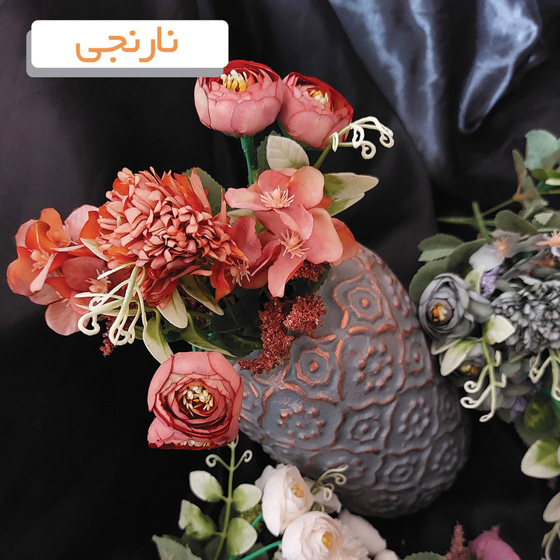 گل مصنوعی مدل ترکیبی نسترن و داودی با گل‌های پفکی و برگ تزئینی، جنس پارچه، ابعاد 15x15x25 سانتی‌متر، وزن 300 گرم