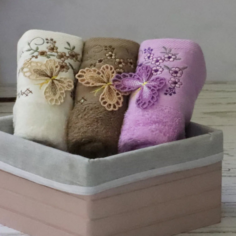 حوله دستی بهبافت آذر مدل گلدوزی شده پروانه کد 01 سایز 30x50 سانتی متر مجموعه دو عددی