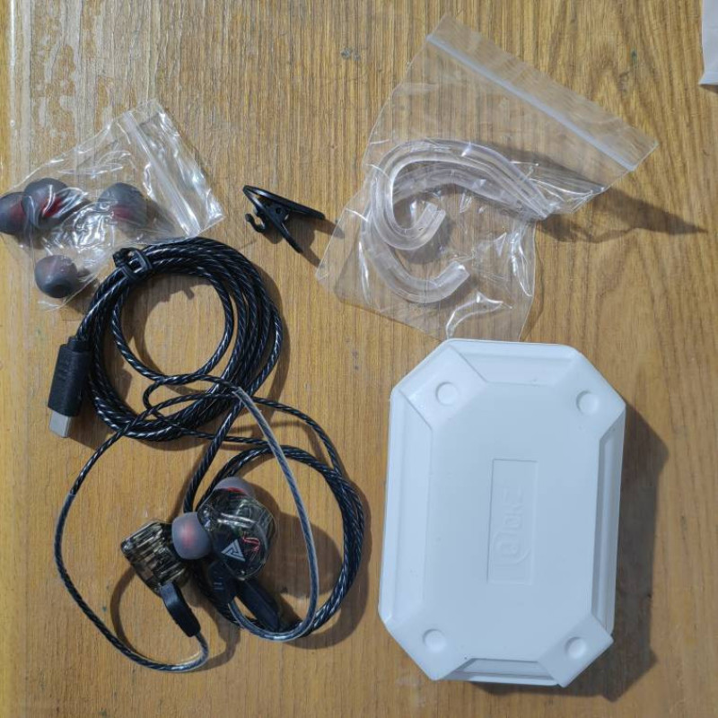 هندزفری کیو کی زد مدل AK6 Type C بدون قابلیت نویز کنسلینگ، اتصال از طریق USB Type-C، دارای طراحی ارگونومیک و کابل بافته شده ضد گره‌خوردگی، مقاوم در برابر حرارت و رطوبت