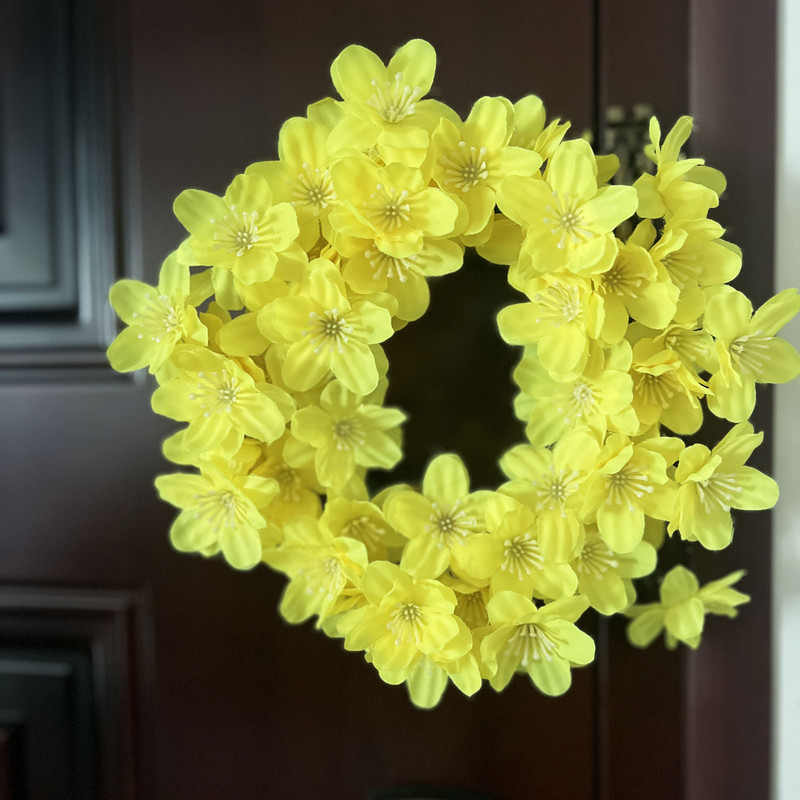 حلقه گل مصنوعی طرح شکوفه بهار، مناسب دکوراسیون دیواری و رومیزی با ابعاد 25×25×5 سانتی‌متر و وزن 1001 گرم