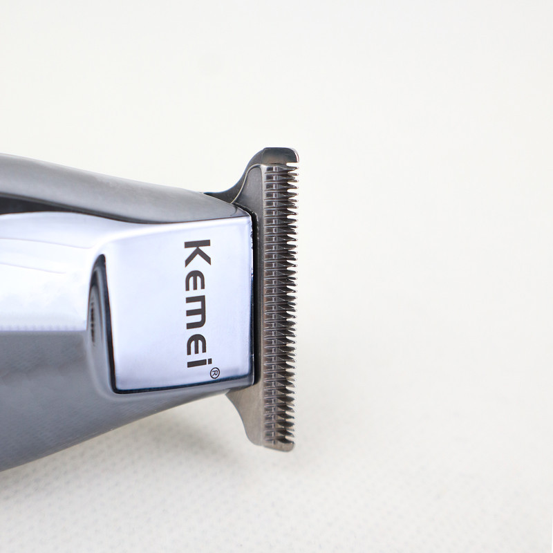 ماشین اصلاح موی سر و صورت کیمی مدل KM-5027 Professional با تیغه تیتانیوم پیشرفته، باتری لیتیوم یون 1400 میلی‌آمپر، شارژ تایپ‌سی، طراحی ارگونومیک و قابلیت استفاده خشک و مرطوب