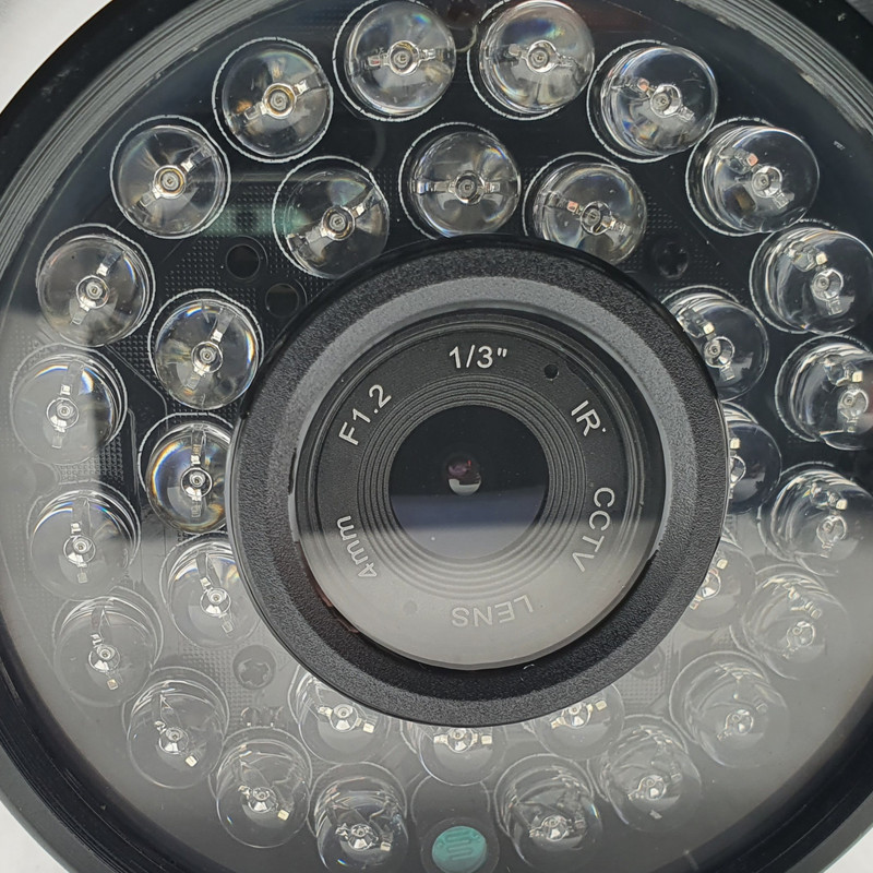 دوربین مداربسته آنالوگ بولت با حسگر CCD مدل ST-650 با کیفیت تصویر 600TVL، اتصال باسیم BNC، دید در شب 40 متر و پایه نصب مناسب محیط بیرون