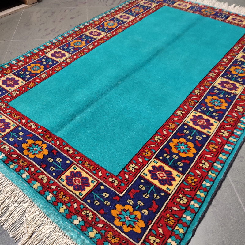فرش دستباف یک و نیم متری طرح کف ساده مدل AA131