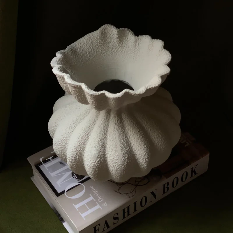 گلدان دکوری مدل مینیمال ابعاد 18x18x24 سانتی‌متر وزن 1000 گرم طراحی خاص و مناسب دکوراسیون داخلی