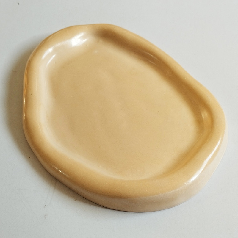 سینی سرو بتن طرح دفرمه ابعاد 22x17 سانتی‌متر ساخت ایران، وزن 535 گرم، مناسب شست‌وشو با دست