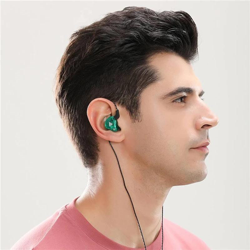 هندزفری کیو کی زد مدل AK6 Type C بدون قابلیت نویز کنسلینگ، اتصال از طریق USB Type-C، دارای طراحی ارگونومیک و کابل بافته شده ضد گره‌خوردگی، مقاوم در برابر حرارت و رطوبت