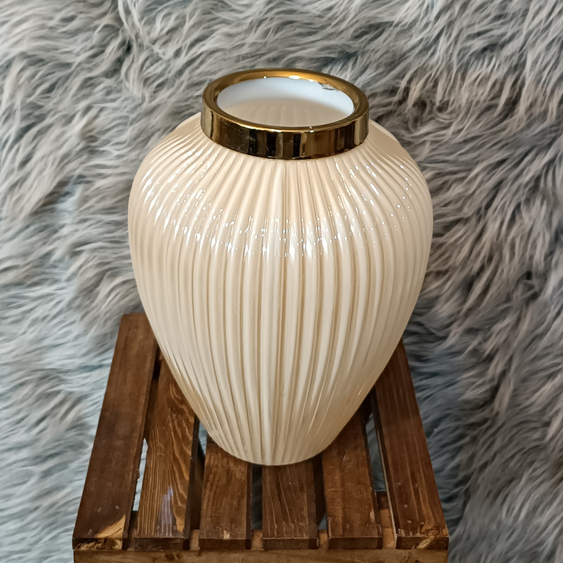 گلدان دکوری شیشه‌ای مدل طوقه فلزی کد 10 با ارتفاع 24 سانتی‌متر، طراحی رگه‌دار بدنه، طوقه فلزی آبکاری شده برای جلوه دکوراتیو و استحکام بیشتر