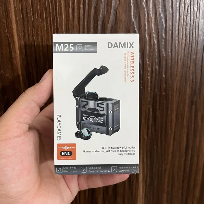 هدفون بلوتوثی دامیکس مدل M25 ENC بدون قابلیت نویز کنسلینگ، درگاه شارژ USB Type-C، دارای میکروفون داخلی، قابلیت استفاده به عنوان پاوربانک، دارای لامپ RGB، نمایشگر LED، دارای صفحه نمایش روی محفظه شارژ، مقاوم در برابر آب