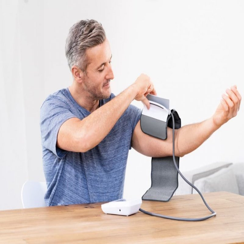 فشارسنج بازویی دیجیتال بیورر مدل BM51 با کاف ابتکاری easyClip، حافظه 100 رکورد برای 2 کاربر، نمایش میانگین نتایج، تشخیص آریتمی و نمایش تاریخ