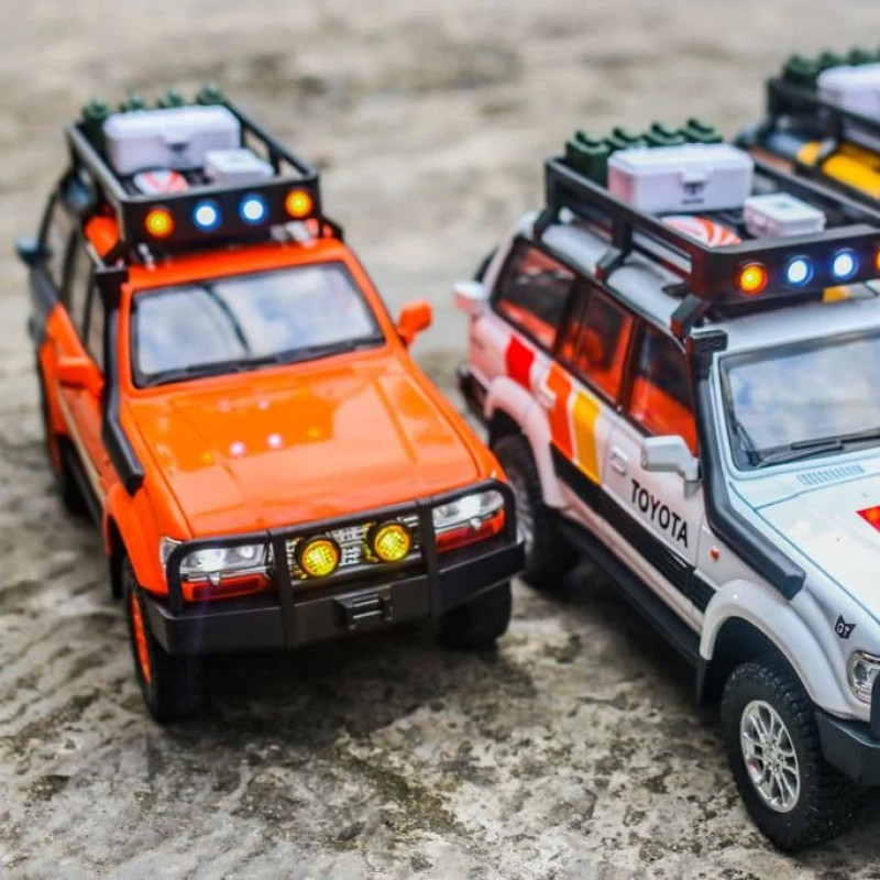 ماکت ماشین چه ژی مدل تویوتا لندکروزر Toyota Land Cruiser LC80 کد R100