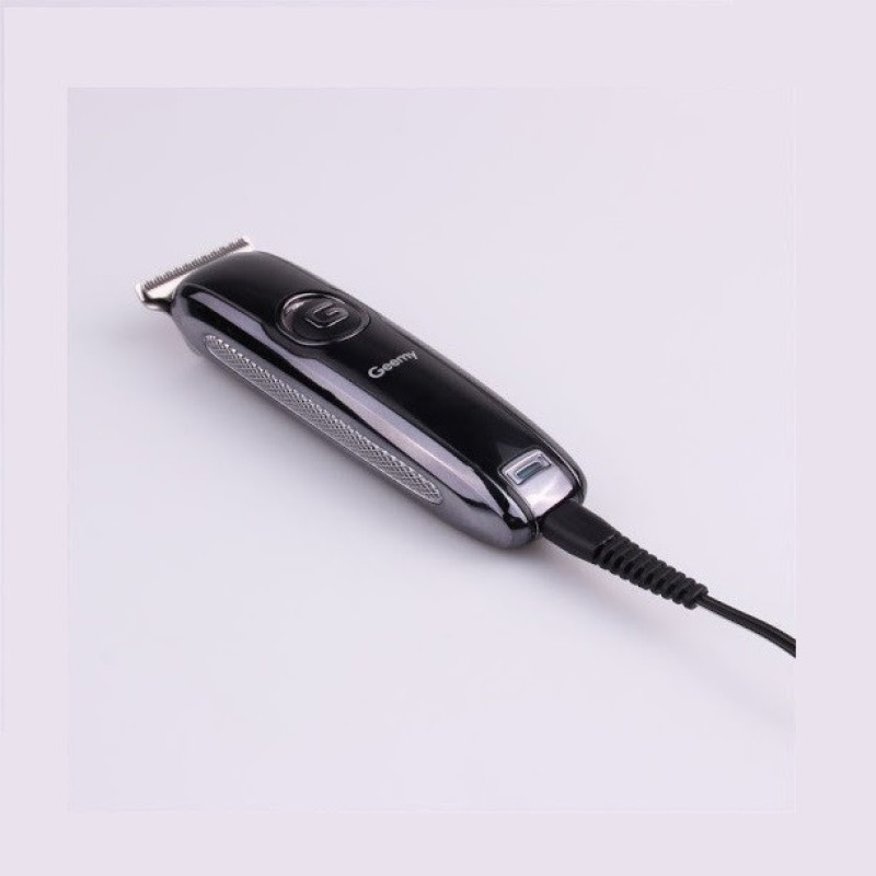 ماشین اصلاح موی سر و صورت جیمی مدل GM-6050 با تیغه استیل ضد زنگ، اصلاح برش مستقیم با دقت 0.1 میلی‌متر، قابلیت صفرزن، خط زن و حجم زن، باتری با 70 دقیقه زمان استفاده و نمایشگر وضعیت شارژ و سه شانه اصلاح 1، 2 و 3 میلی‌متری