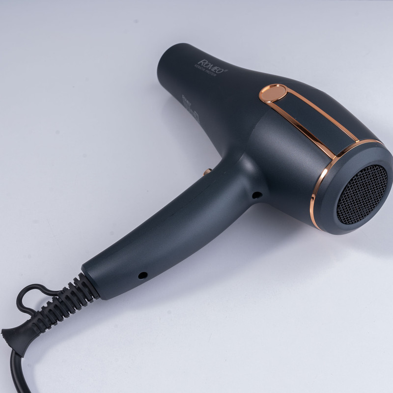 سشوار حرفه‌ای 2400 وات رومئو مدل RM-5050، موتور AC، وزن 450 گرم، المنت فلز، دارای سری متمرکز‌کننده باریک، متمرکز‌کننده پهن با ویژگی صاف‌کنندگی، حجم‌دهندگی، با قابلیت تنظیم دما، باد سرد