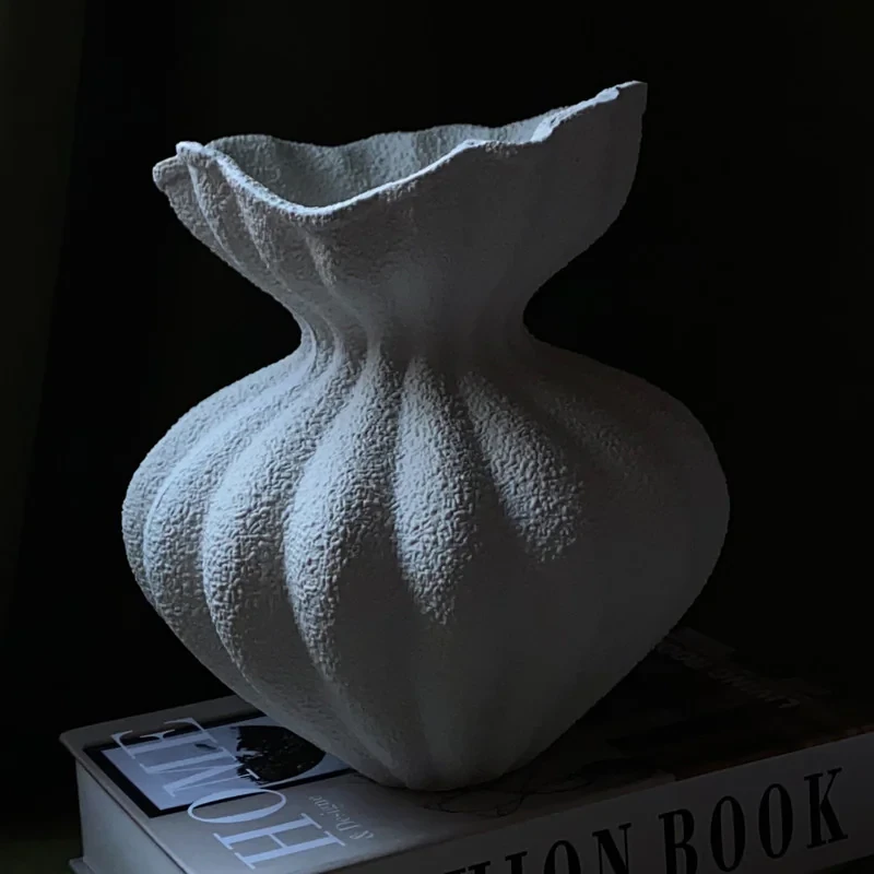 گلدان دکوری مدل مینیمال ابعاد 18x18x24 سانتی‌متر وزن 1000 گرم طراحی خاص و مناسب دکوراسیون داخلی