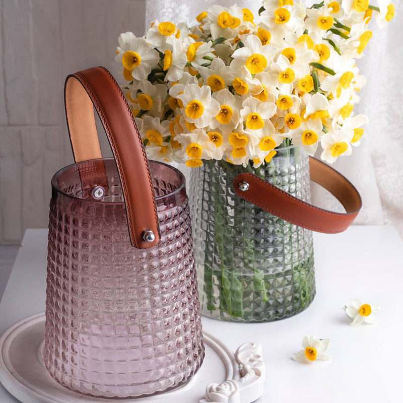 گلدان دکوری شیشه‌ای مدل هیراد با دسته چرمی، بدنه برجسته و ارتفاع 15 سانتی‌متر با قطر دهانه 9 سانتی‌متر و وزن 200 گرم