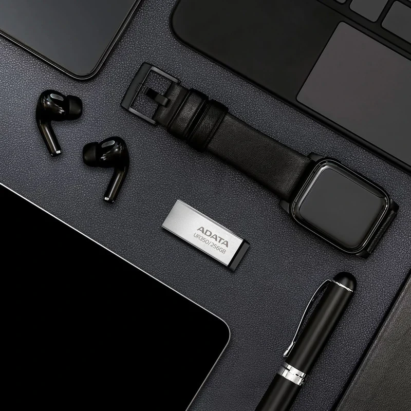فلش مموری ای دیتا مدل UR350 ظرفیت 64 گیگابایت با رابط USB 3.2 Gen1، سرعت انتقال 100 مگابایت بر ثانیه، بدنه فلزی مقاوم، سازگار با ویندوز، مک، لینوکس و بدون نیاز به نصب درایور