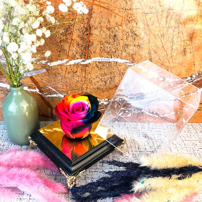 گل رز جاودان مدل پایه فرشته باکس تمام شیشه‌ای چوبی و پلکسی، ماندگاری 3 تا 5 ساله، ابعاد 10x10x11 سانتی‌متر، وزن 350 گرم، همراه روبان هدیه