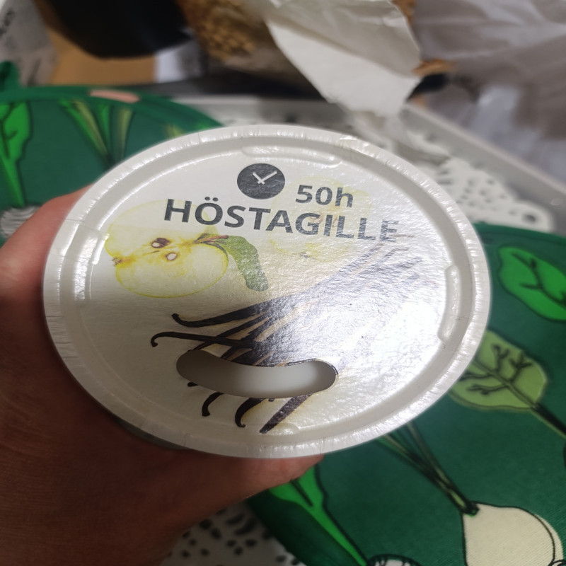 شمع لیوانی معطر ایکیا مدل HOSTAGILLE با رایحه سیب، وانیل زمان اتمام 50 ساعت
