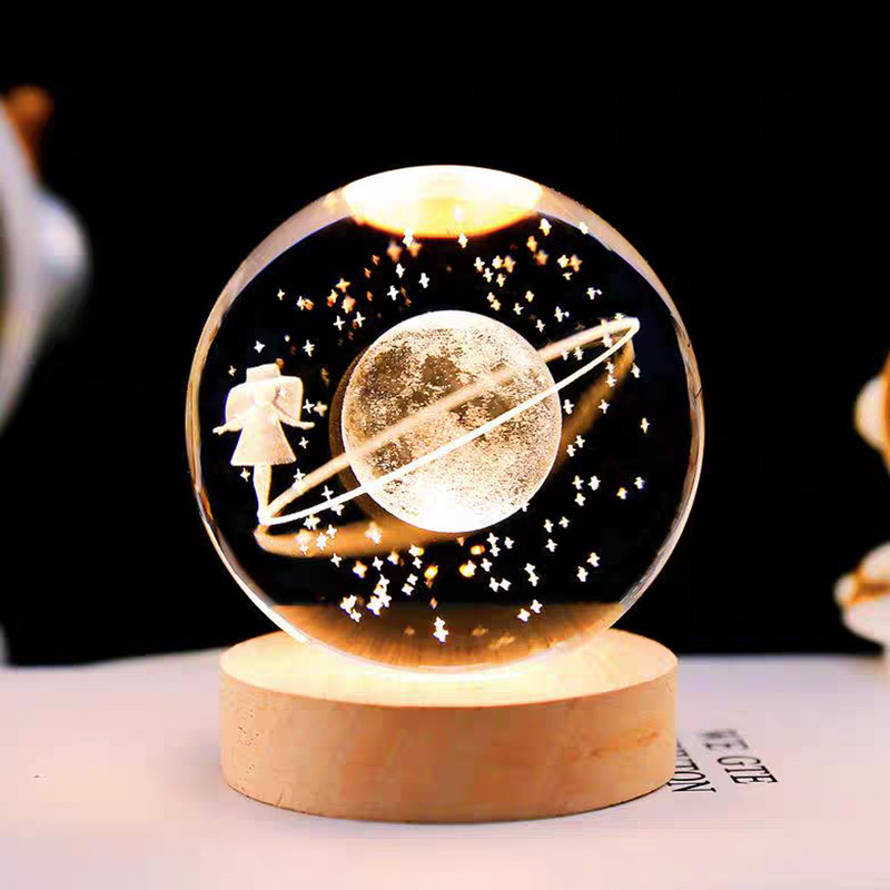 چراغ خواب مدل گوی چراغدار پایه چوبی طرح ذحل و فرشته