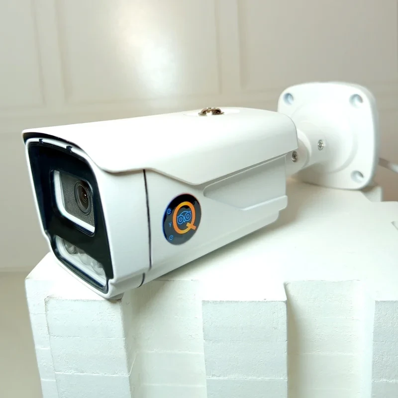 دوربین مداربسته آنالوگ آی کیو مدل 360 کد US با حسگر CMOS، رزولوشن 2 مگاپیکسل، زاویه دید 100 درجه، تشخیص هوشمند شرایط آب و هوایی و اتصال باسیم BNC، مناسب استفاده فضای باز با مقاومت در برابر باران و برف