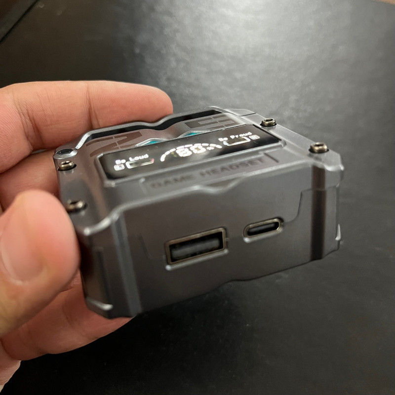 هدفون بلوتوثی دامیکس مدل M25 ENC بدون قابلیت نویز کنسلینگ، درگاه شارژ USB Type-C، دارای میکروفون داخلی، قابلیت استفاده به عنوان پاوربانک، دارای لامپ RGB، نمایشگر LED، دارای صفحه نمایش روی محفظه شارژ، مقاوم در برابر آب