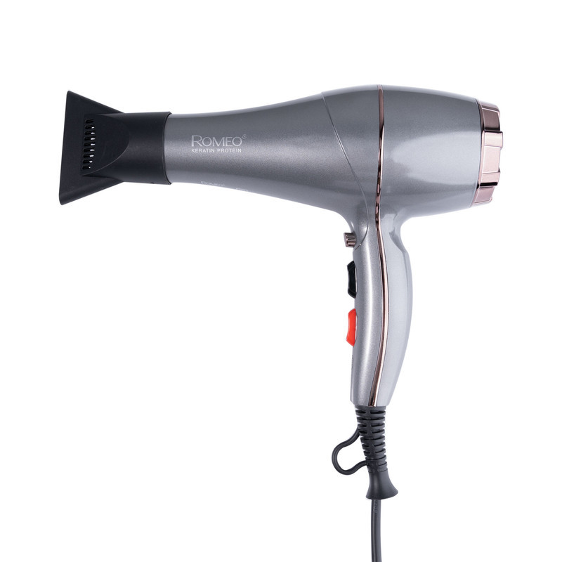 سشوار حرفه‌ای 2200 وات رومئو مدل RM-5858، موتور AC، وزن 450 گرم، المنت فلز، دارای سری متمرکز‌کننده باریک با ویژگی صاف‌کنندگی، حجم‌دهندگی، با قابلیت تنظیم دما، باد سرد
