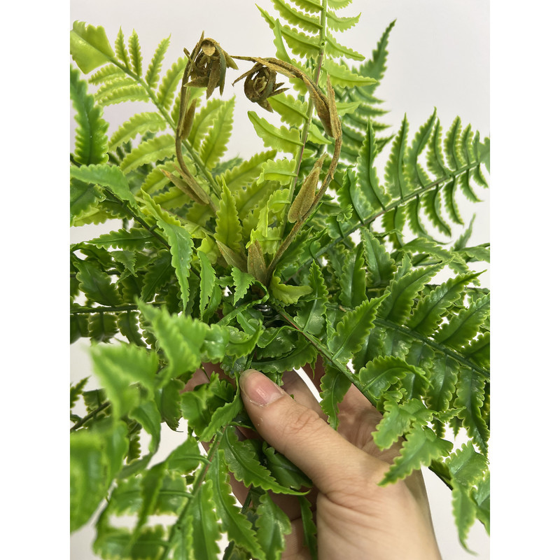 گل مصنوعی بوته سرخس سوزنی با نصب رومیزی، دیواری، آویزی و ایستاده، مناسب فضای باز و داخلی، ابعاد 10×10×8 سانتی‌متر، وزن 100 گرم