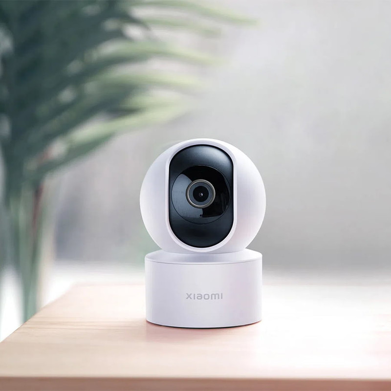 دوربین مداربسته تحت شبکه شیائومی مدل C200-MJSXJ14CM، کیفیت 1080P، اتصال بی‌سیم WiFi 2.4 گیگاهرتز، پشتیبانی از کارت حافظه تا 256 گیگ، چرخش 180 درجه هوشمند، قابلیت نصب رومیزی و دیواری، پشتیبانی از اپلیکیشن MiHome و دستیار صوتی Alexa و Google Assistant