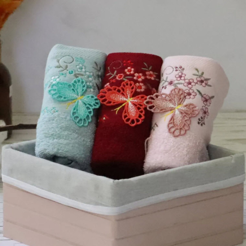 حوله دستی بهبافت آذر مدل گلدوزی شده پروانه  کد 01 سایز 30x50 سانتی متر