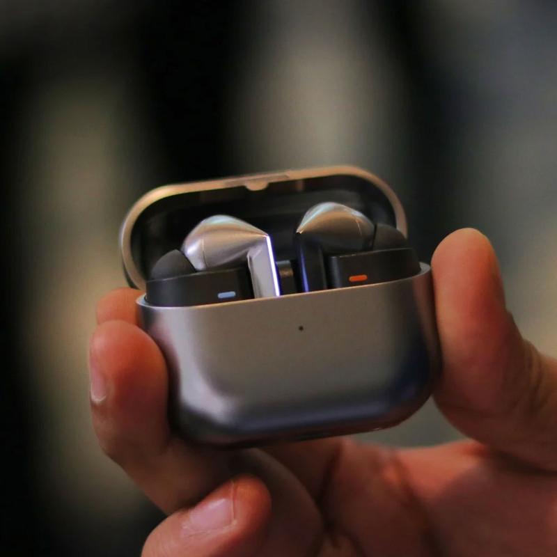 هدفون بلوتوثی سامسونگ مدل Galaxy Buds3 Pro دارای نویز کنسلینگ فعال (ANC)، درگاه شارژ USB Type-C، شارژ بی سیم، با قابلیت اتصال به چند دستگاه، پشتیبانی از فرمان لمسی، پشتیبانی از دستیار صوتی، مقاوم در برابر آب