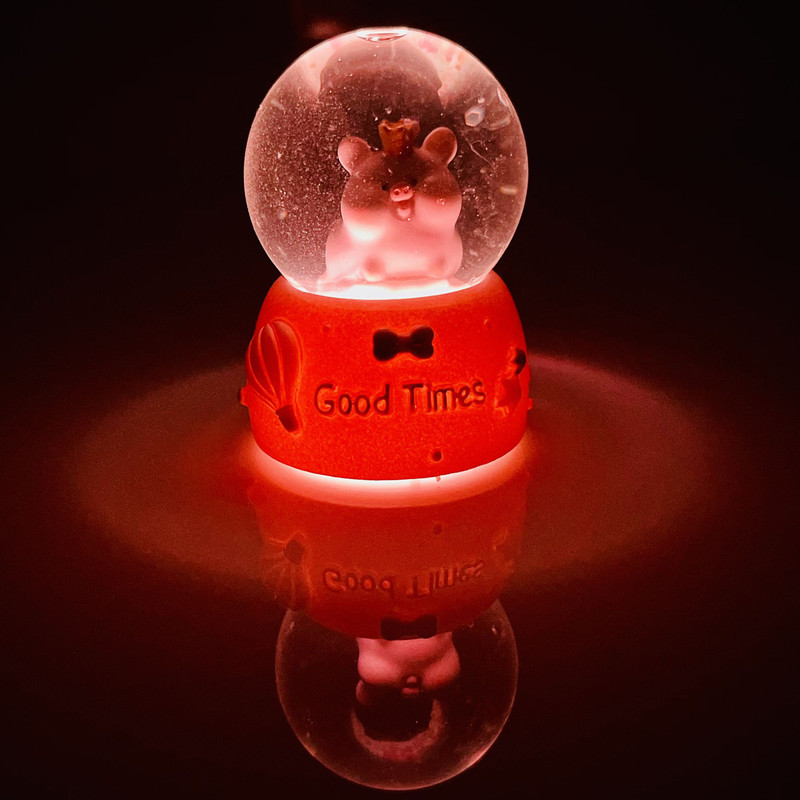 گوی چراغ‌دار مدل  Good Times طرح بچه خوک تاج به سر کد B1623.15