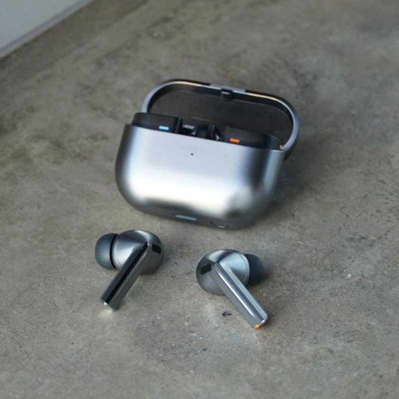 هدفون بلوتوثی سامسونگ مدل Galaxy Buds3 Pro دارای نویز کنسلینگ فعال (ANC)، درگاه شارژ USB Type-C، شارژ بی سیم، با قابلیت اتصال به چند دستگاه، پشتیبانی از فرمان لمسی، پشتیبانی از دستیار صوتی، مقاوم در برابر آب