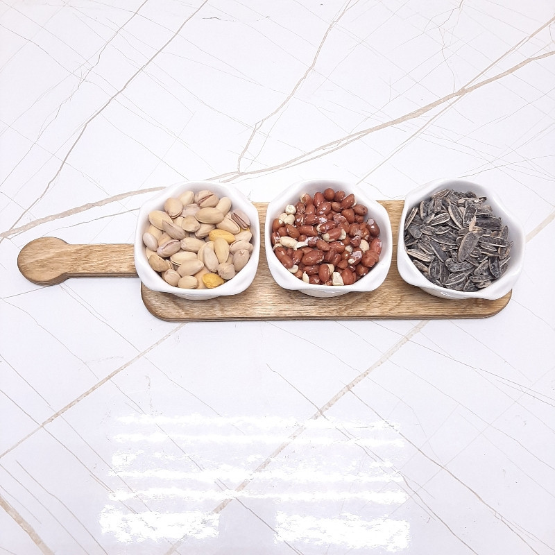 اردوخوری مربع 3 عدد کاسه سرامیک با قطر 10 سانتیمتر و ارتفاع 5 سانتیمتر، سینی چوبی ضدآب با ضخامت 12 میلی‌متر، مناسب پذیرایی